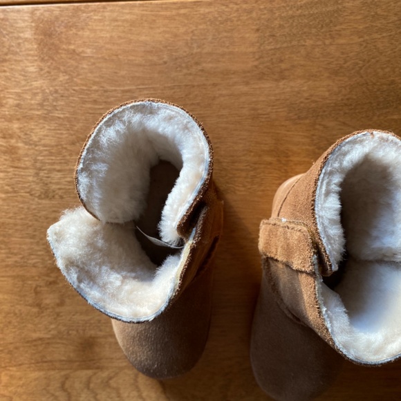 Little Kids Uggs Size Sm/6 - Picture 7 of 11